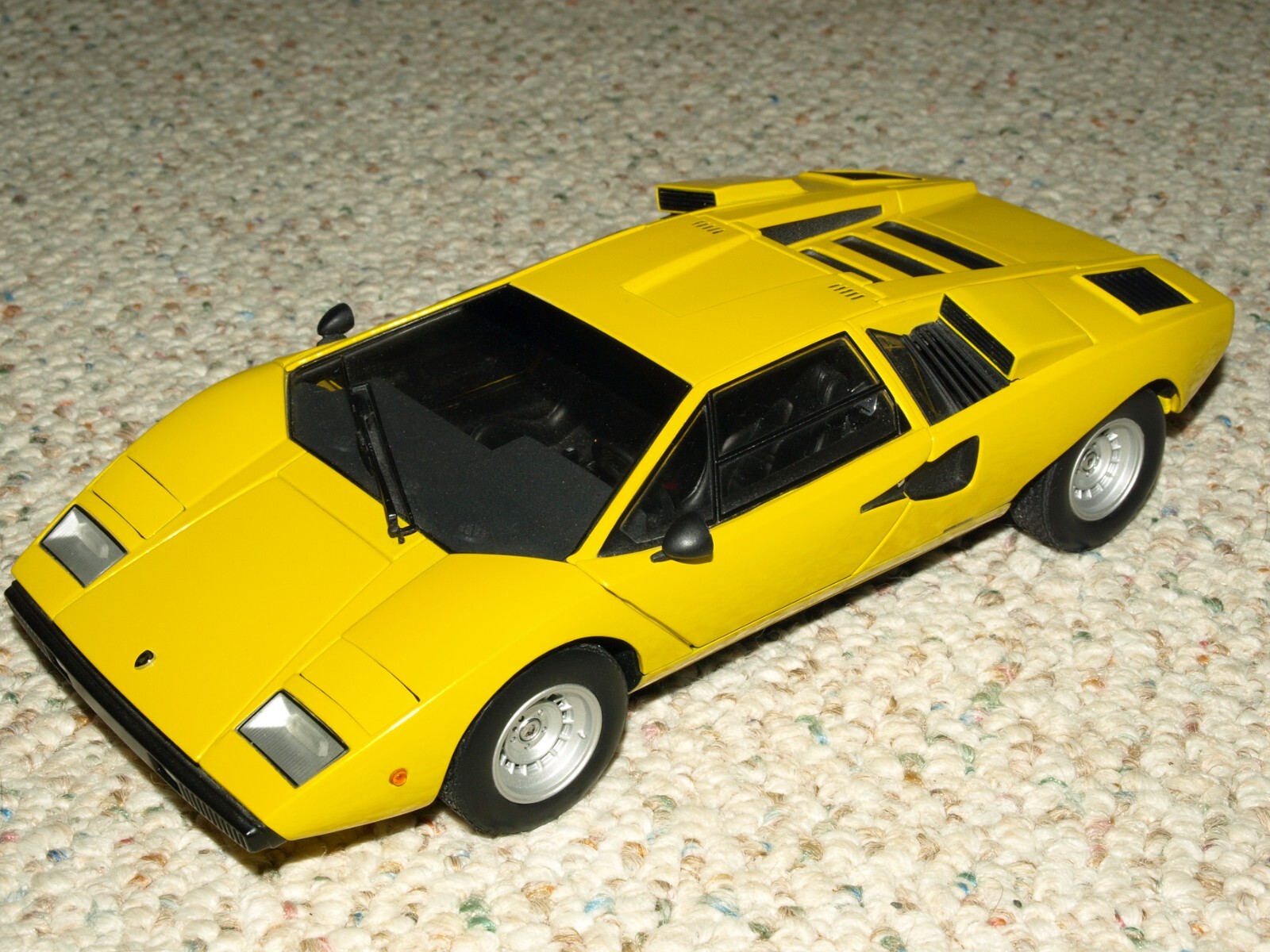 オートアート 1/18 ランボルギーニ カウンタック LP400 イエロー AUTOart 1/18 LAMBORGHINI COUNTACH LP400 - YELLOW | すべての