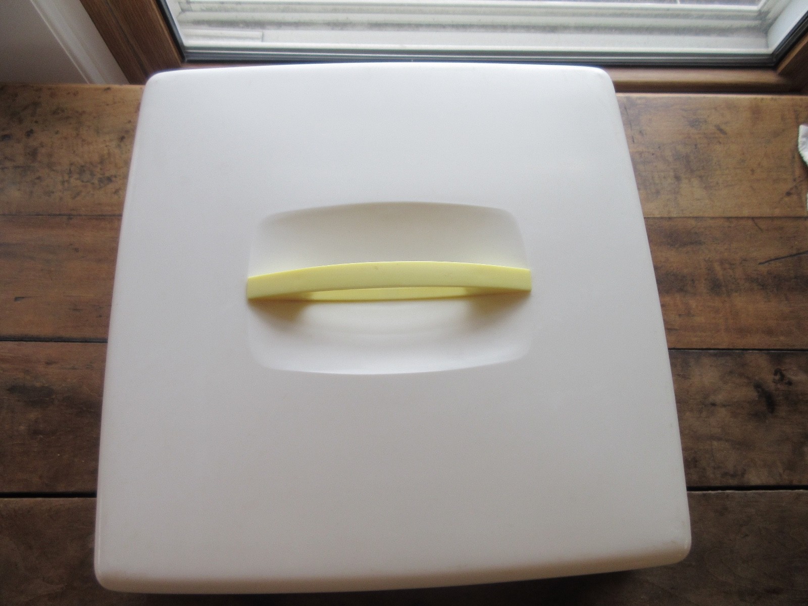Mid-Century Modern Square Plastic Rubbermaid Cake Carrier Almond/Harvest Gold
