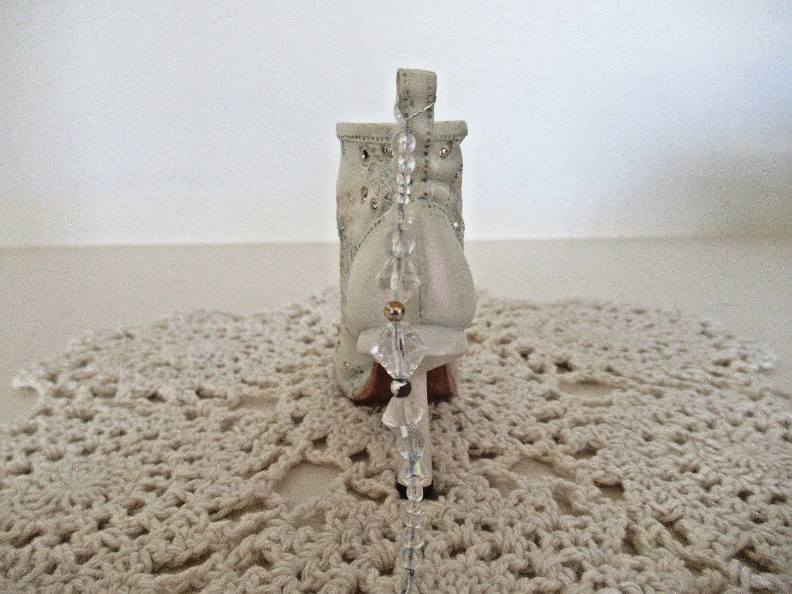 JTRS  JUST THE RIGHT SHOE  # 90200.  LET IT SNOW.  2001.  Miniature shoe. BNIB.