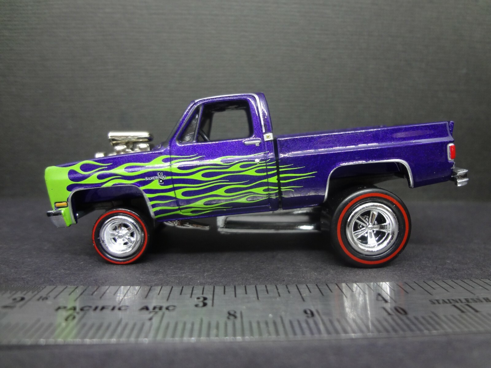 Johnny Lightning 1981 Chevy Silverado 10 Fleetside zingers