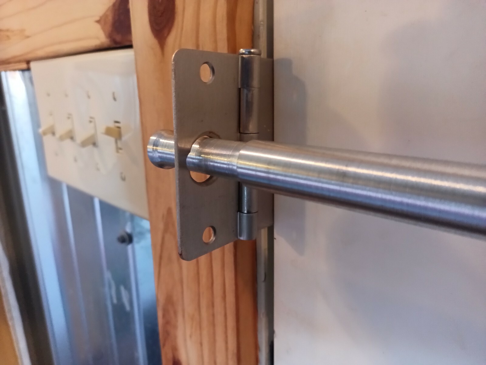 Locking bar
