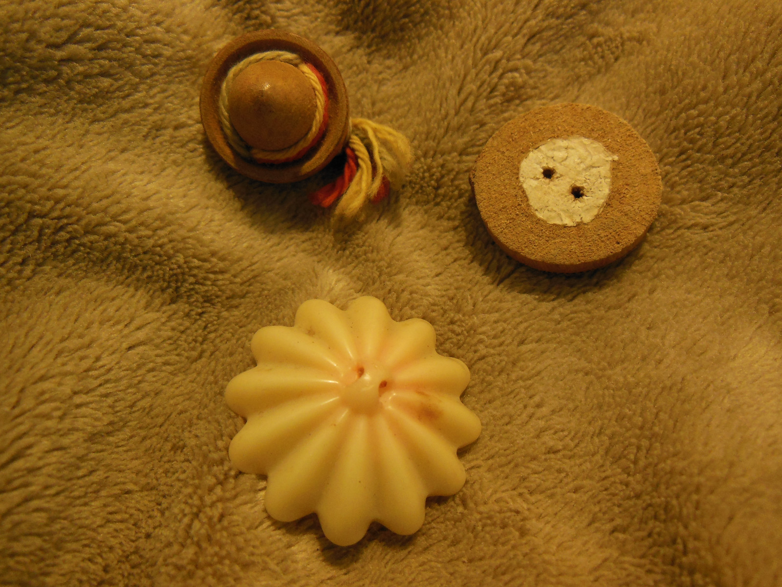 3 VINTAGE ASSORTED BUTTONS WOODEN SOMBRERO JOCKEY & HORSE CELLULOID SUNFLOWER