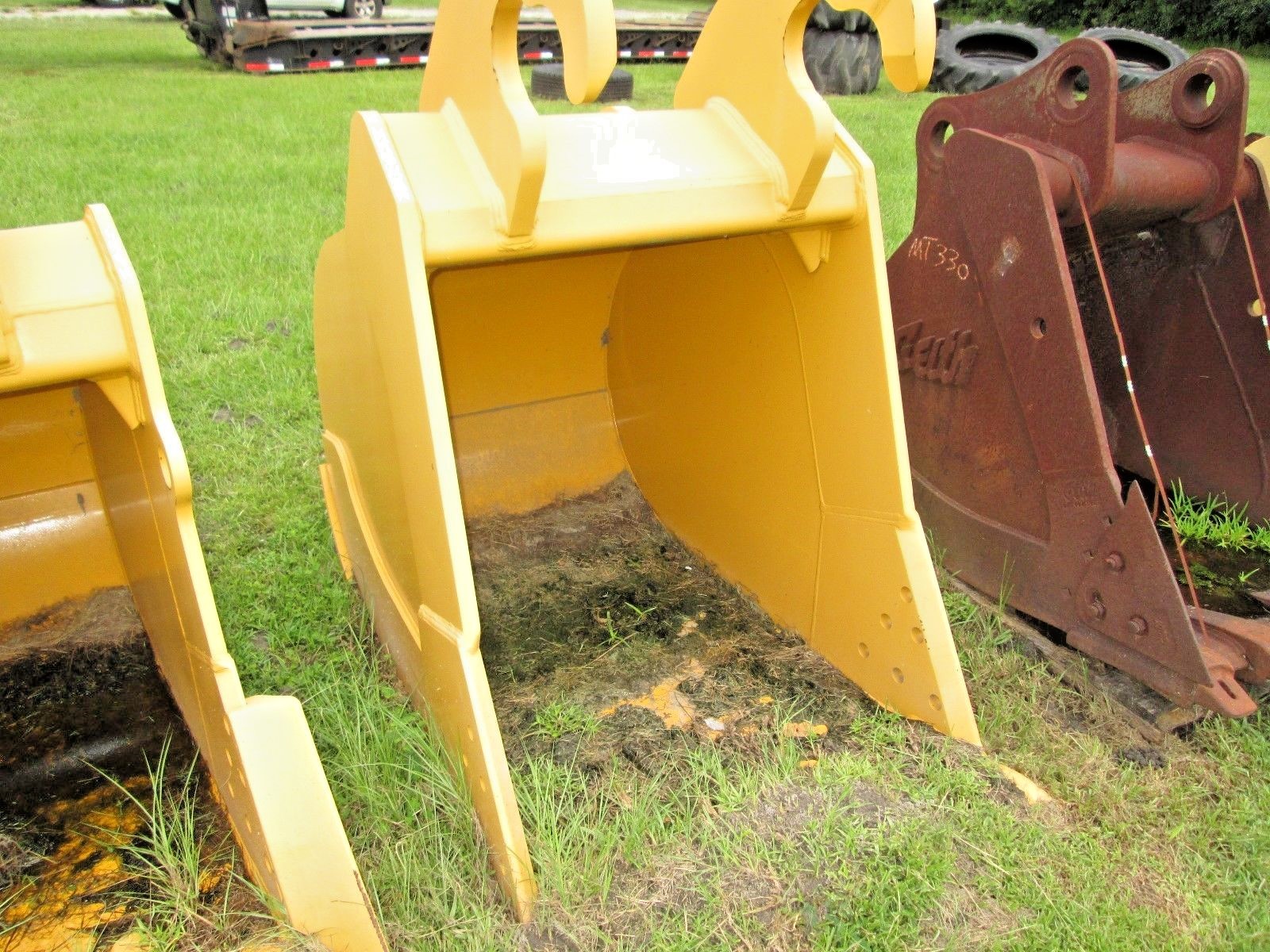 New John Deere Quick Attach Excavator Bucket to Fit 330LC