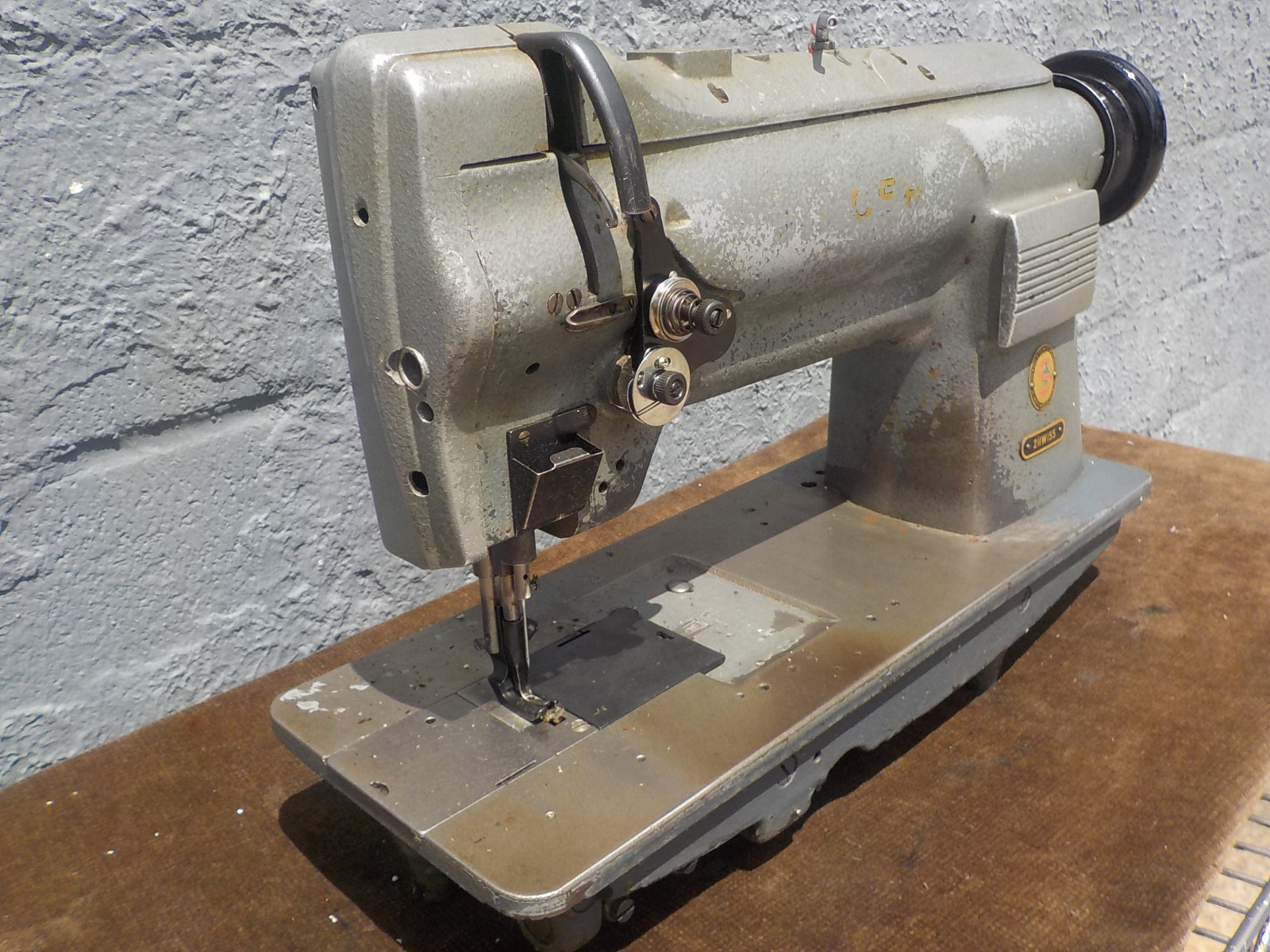 Industrial Sewing Machine Singer 211W155-Leather