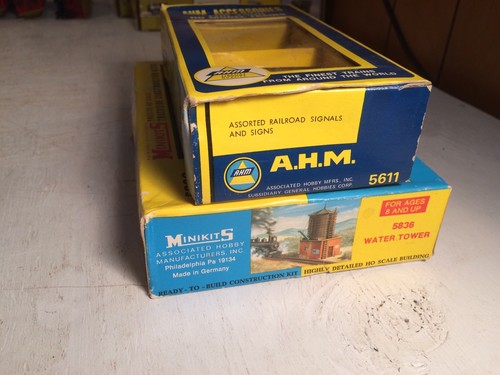 HO SCALE Lot Of 2 Water Tower Building Kit & Signals Signs