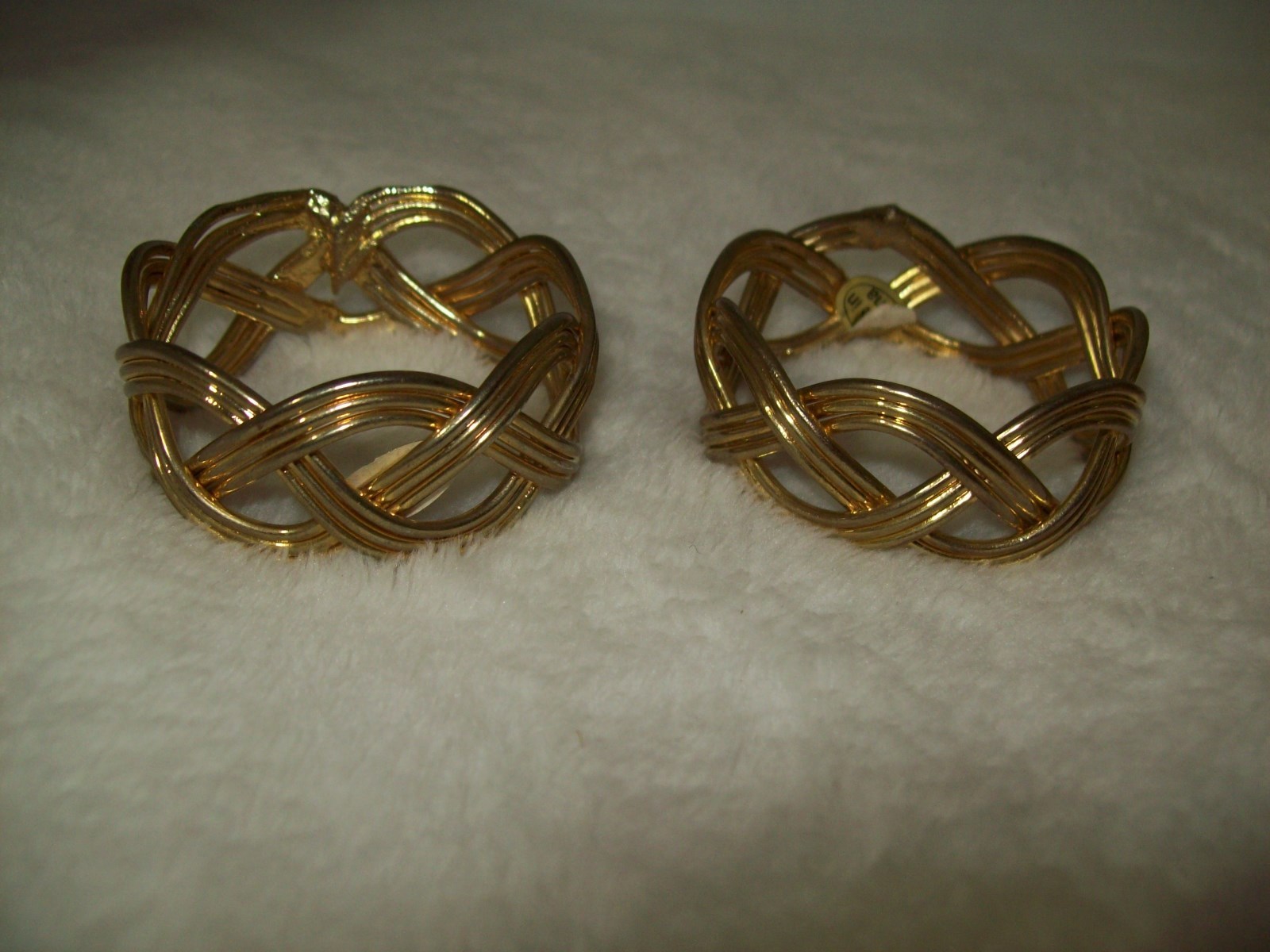 Set of 7 Gold Colored Braided Sturdy Metal Napkin Rings 2
