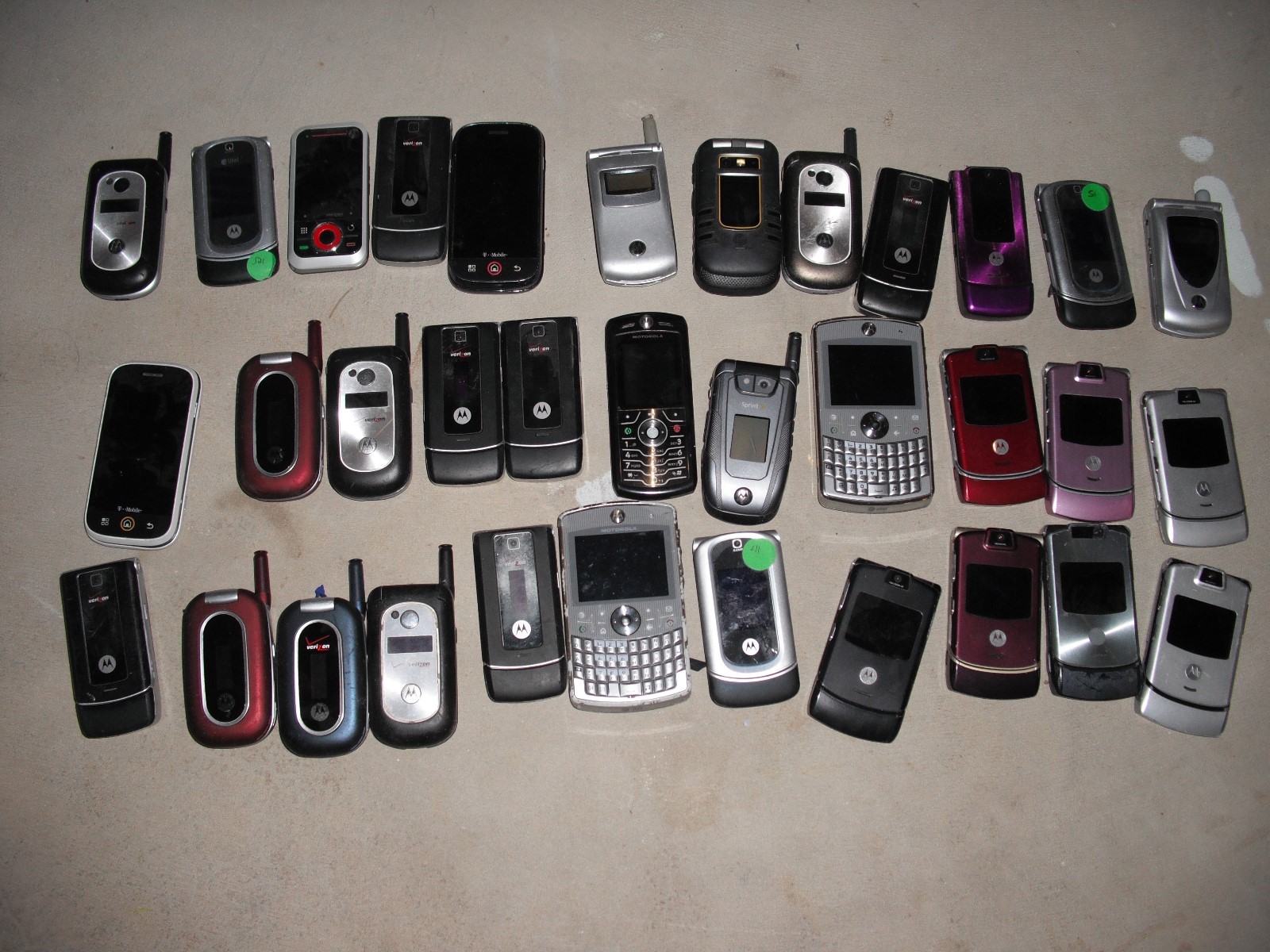Motorola 34 Phone Lot For Parts AS IS Gold Recovery RAZR