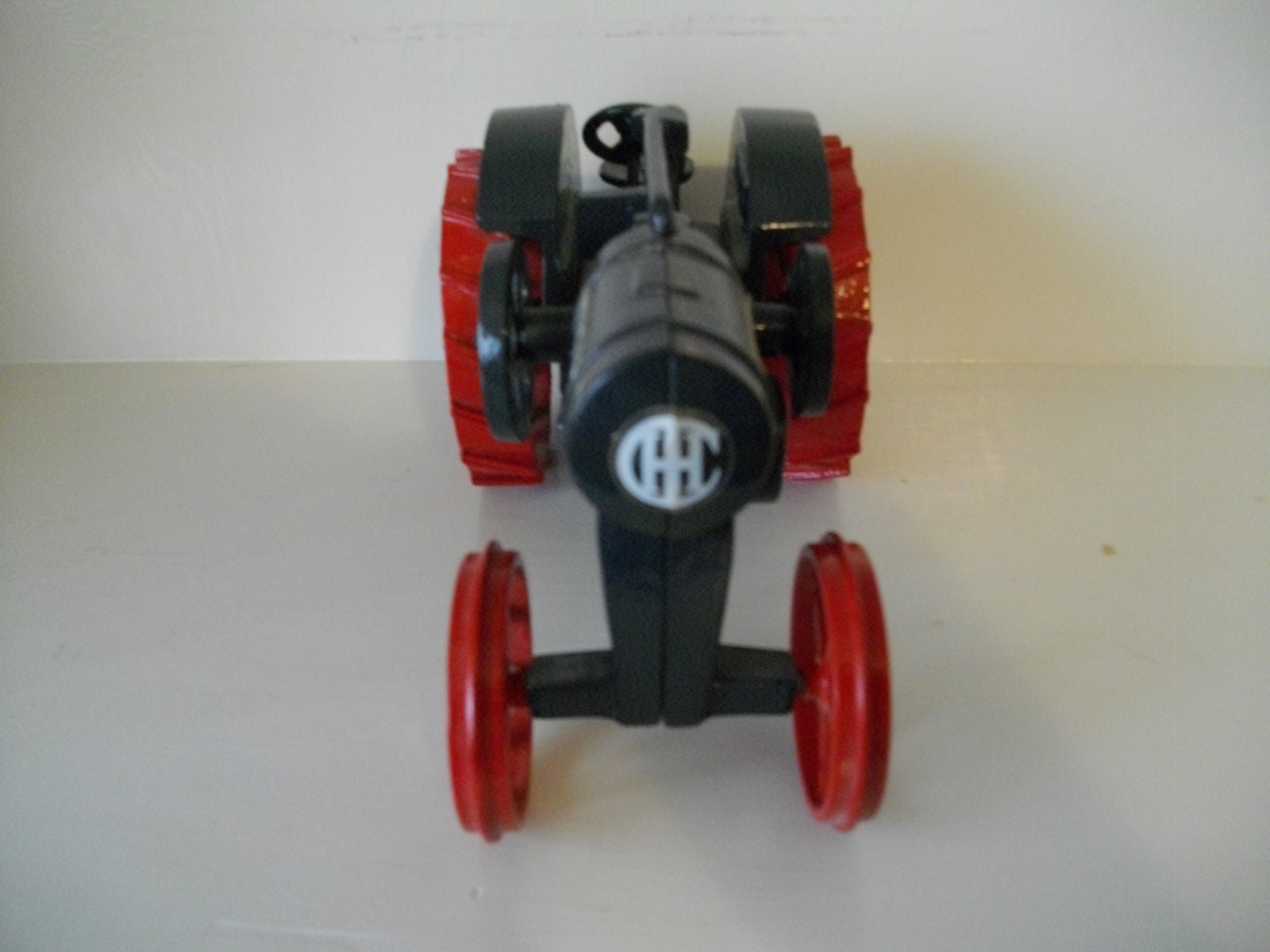 10-20 Titan International Tractor Die-Cast  1915 Very Good Condition  1/16