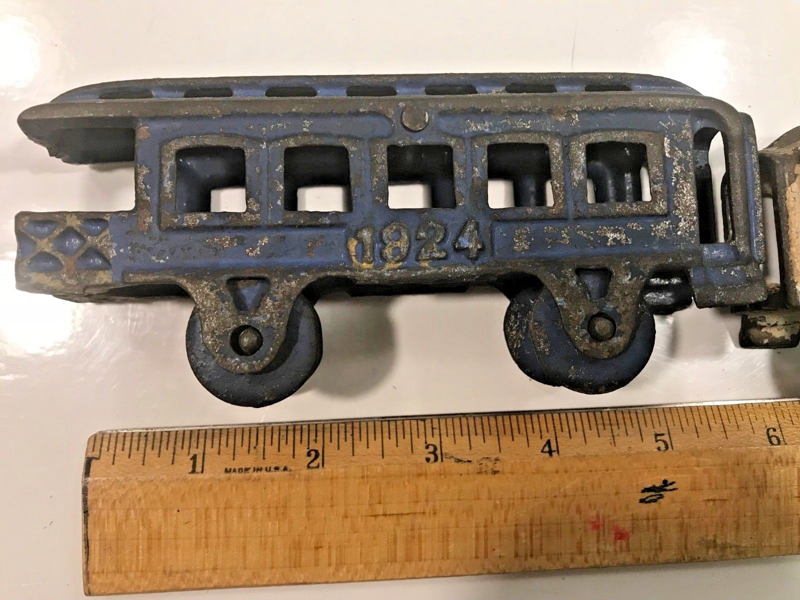 Hubley Antique Cast iron #1923 Passenger & #1924 Observation train cars
