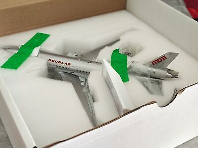 1:200 08 Hanger Highly Details Diecast Airport GSE Boarding
