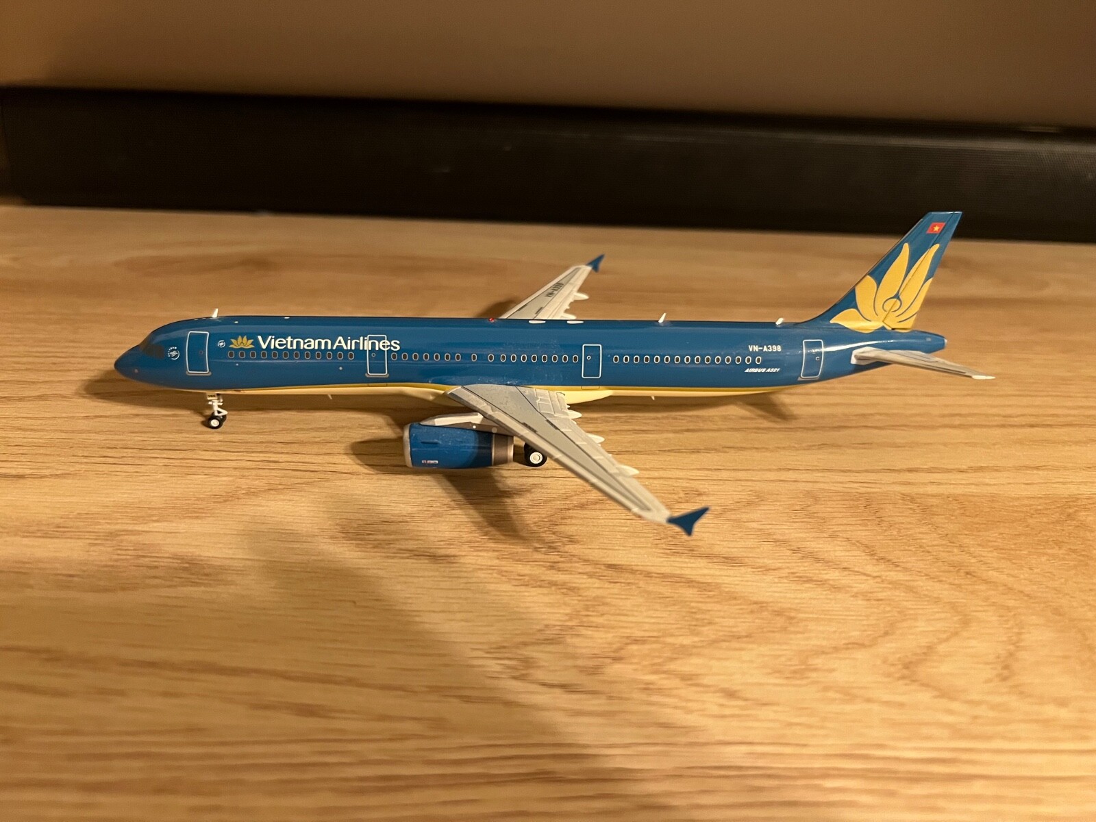 商談品‼️Vietnam Airlines Airbus A321 1/200 ScaleModelStore.com :: JC Wings 1:200 - LH2420 - Vietnam
