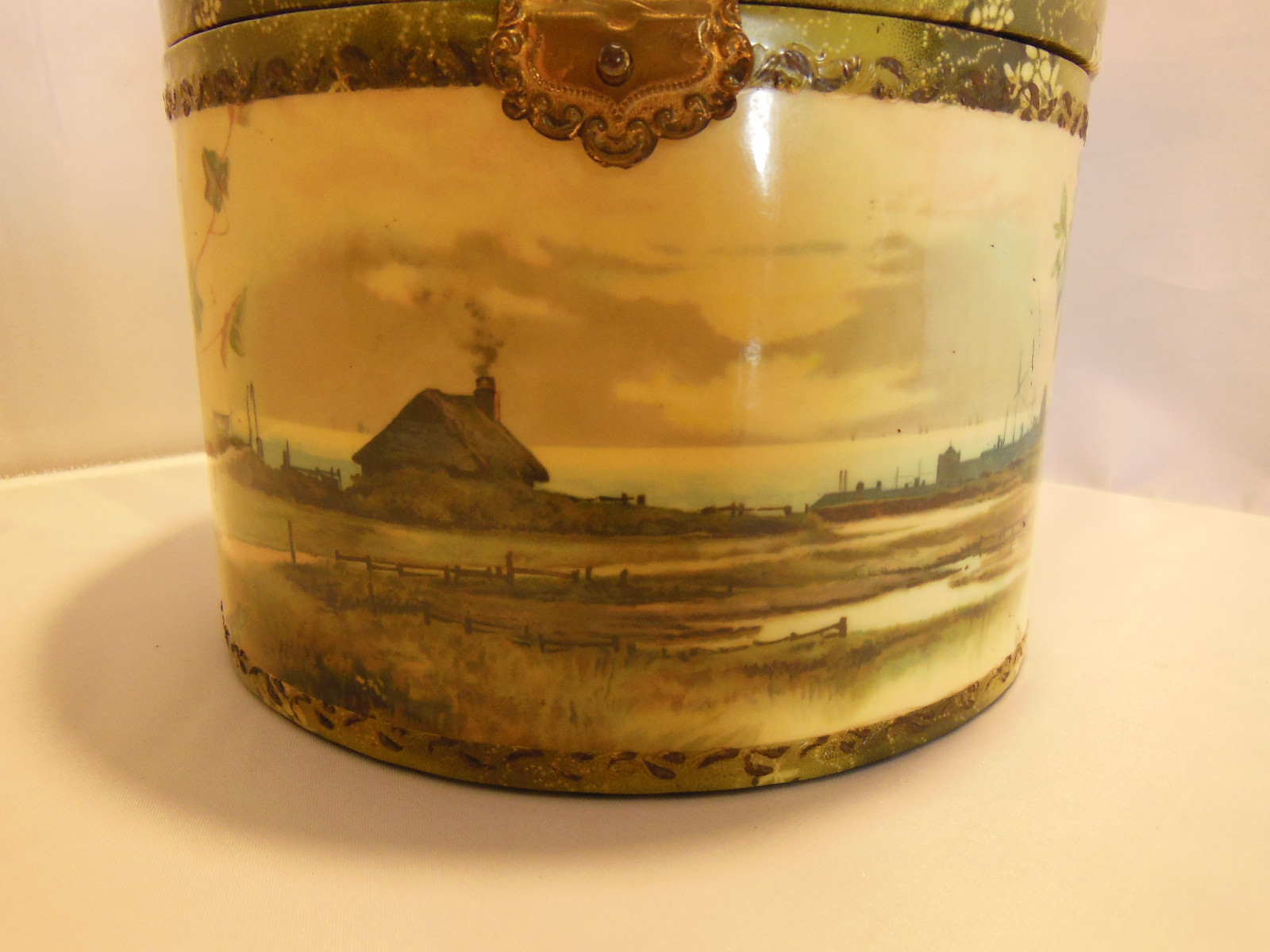 ANTIQUE VICTORIAN COUNTRY SCENE CELLULOID COLLAR BOX W/ 4 COLLARS VANITY BOX