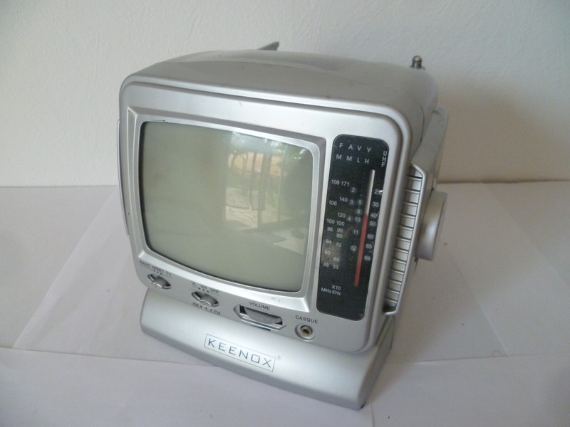 Vintage Tv Radio Portable Marque Keenox - Fonctionne Avec Piles Ou 220v