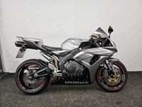 HONDA FIREBLADE ** MOT UNTIL JUNE 2027 - AKRAPOVIC EXHAUST **