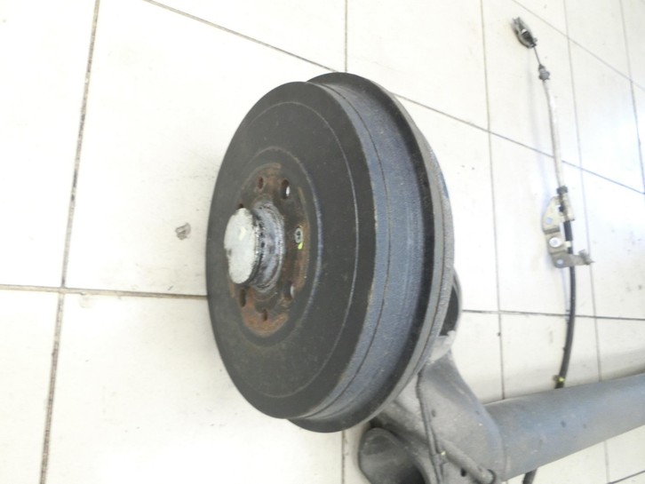 Opel Corsa E 14-19 3T Hinterachse Achse m. Trommelbremse Opel Corsa E 14-19 16.05.2018 86VR6M 39010958 402151 gebraucht Vorschau 3