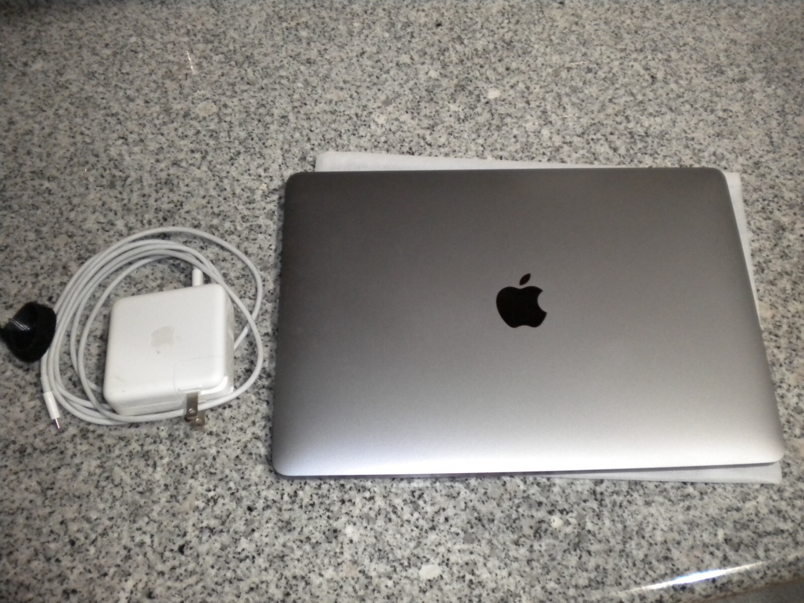 2020 APPLE MACBOOK PRO M1 A2338 8GB 256GB 3.2GHZ 8-CORE 13