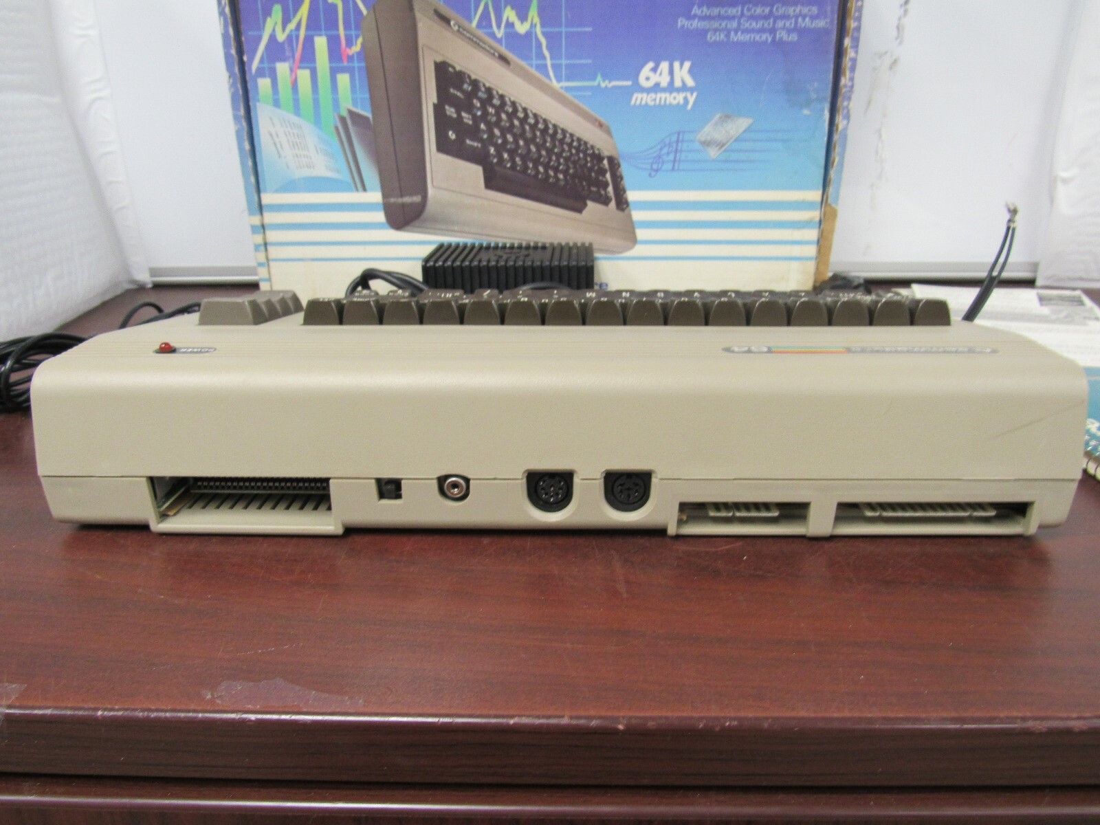 COMMODORE 64 PERSONAL COMPUTER with Power Pack (c64)  [42c]