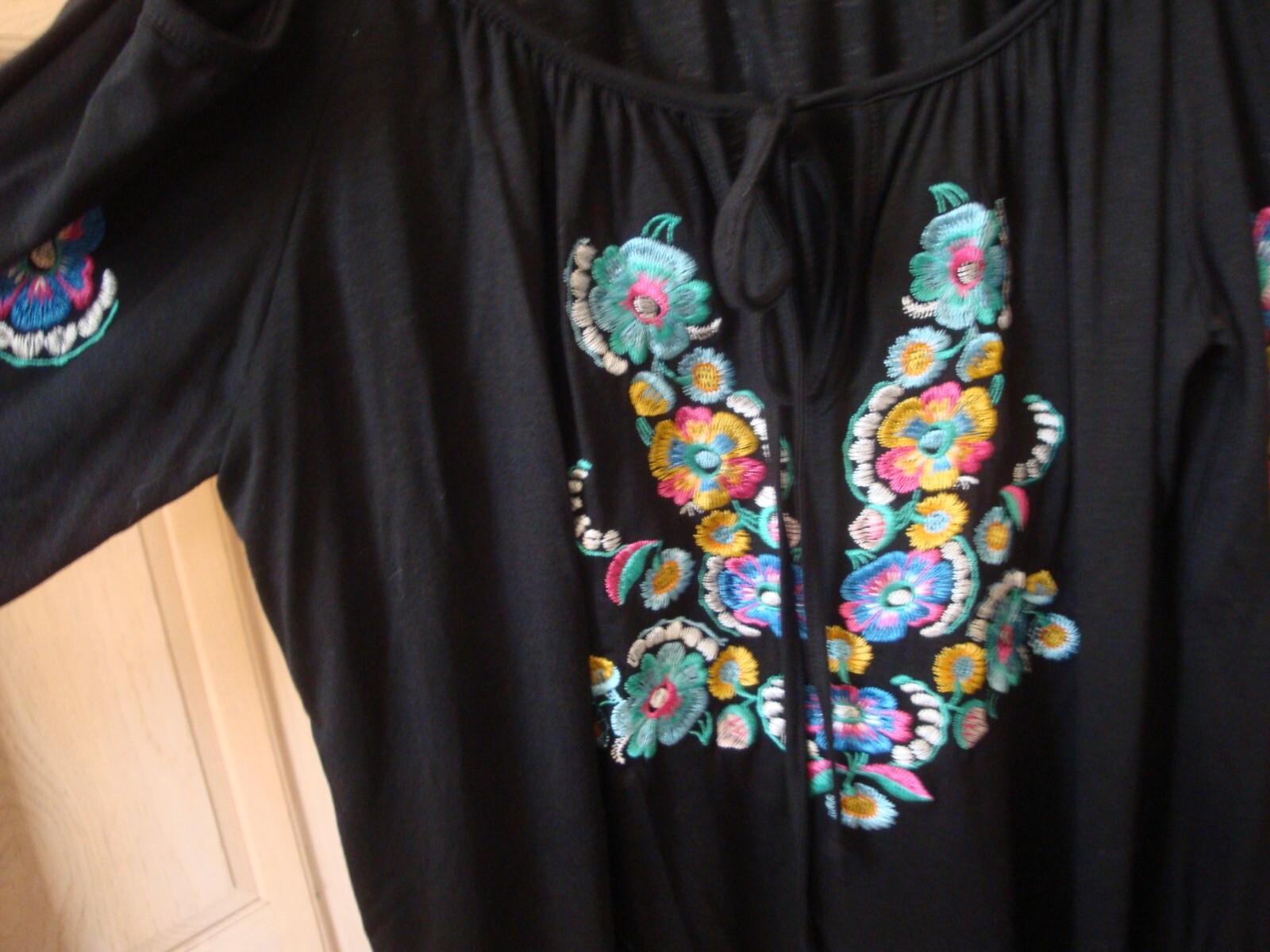 VA VA BY JOY HAN BLK FLORAL EMBROIDERED COLD SHOULDER 100% RAYON TOP SZ MED EUC