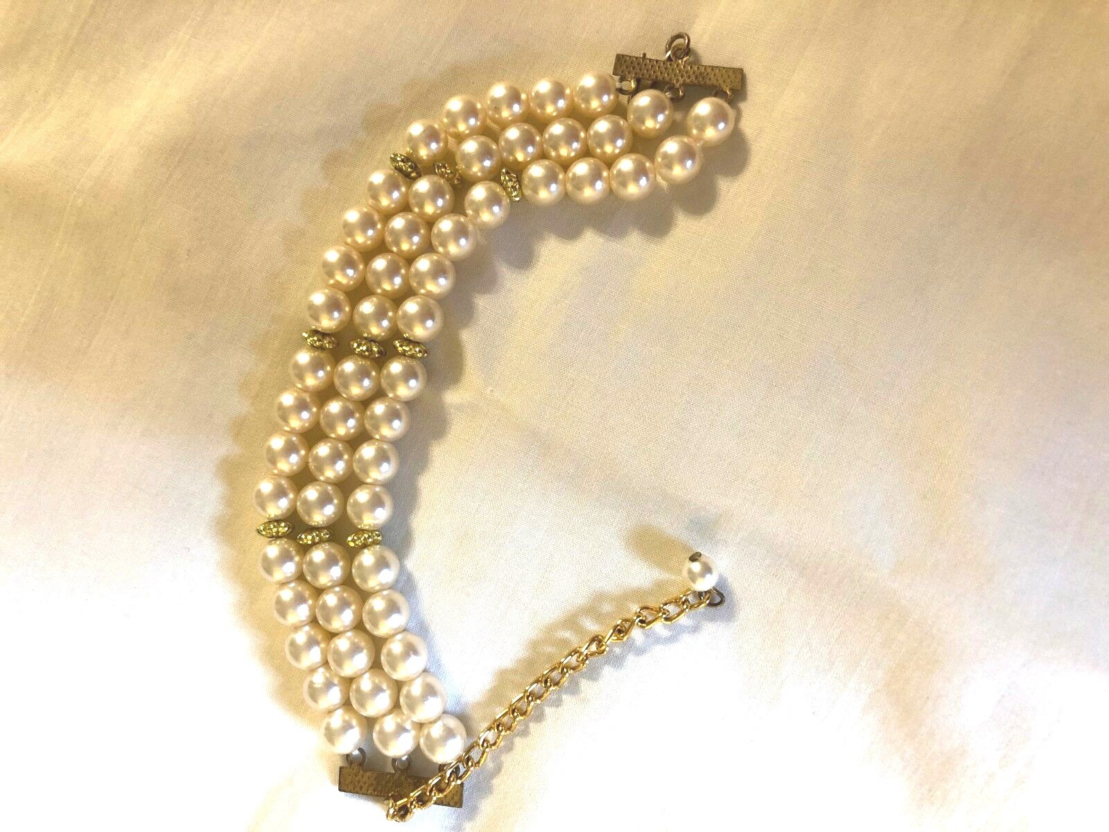 VINTAGE UNSIGNED FAUX PEARL BRACELET WITH TINY GOLD-TONE LINKS BETWEEN 4 PEARLS