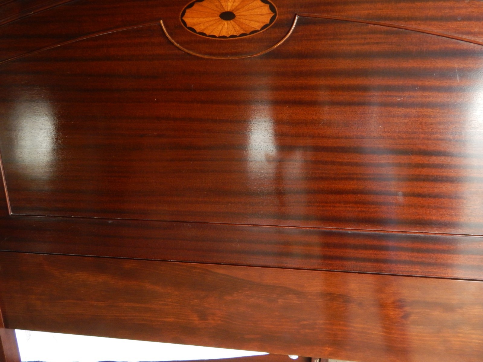 VINTAGE OR ANTIQUE PAIR OF TWIN BEDS HEPPLEWHITE STYLE, IN VERY GOOD CONDITION