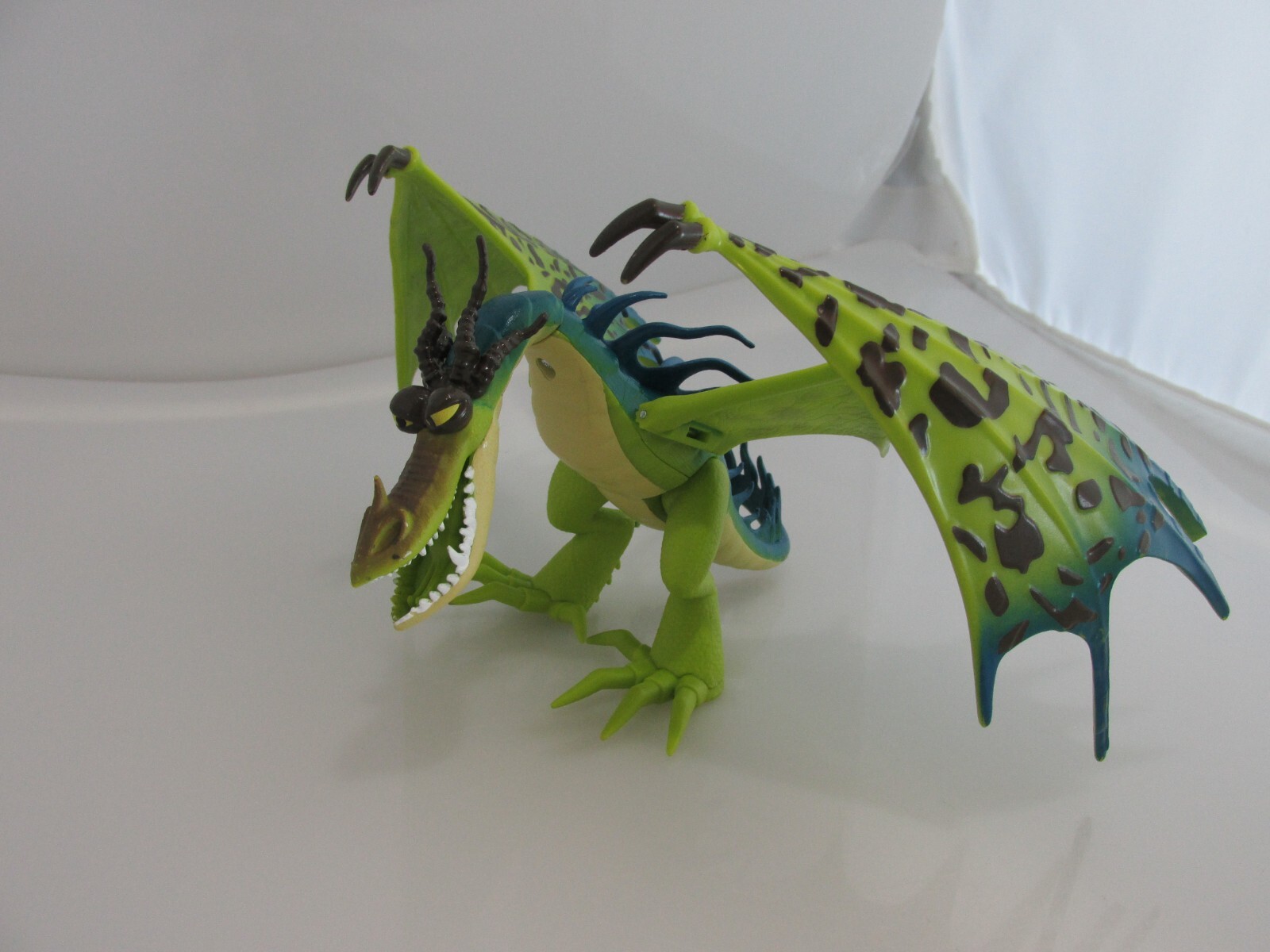 凸凹THE MONSTERS Dragon 6ft. Tall Large Metal Dragon Statue w/Oil-Slick Finish