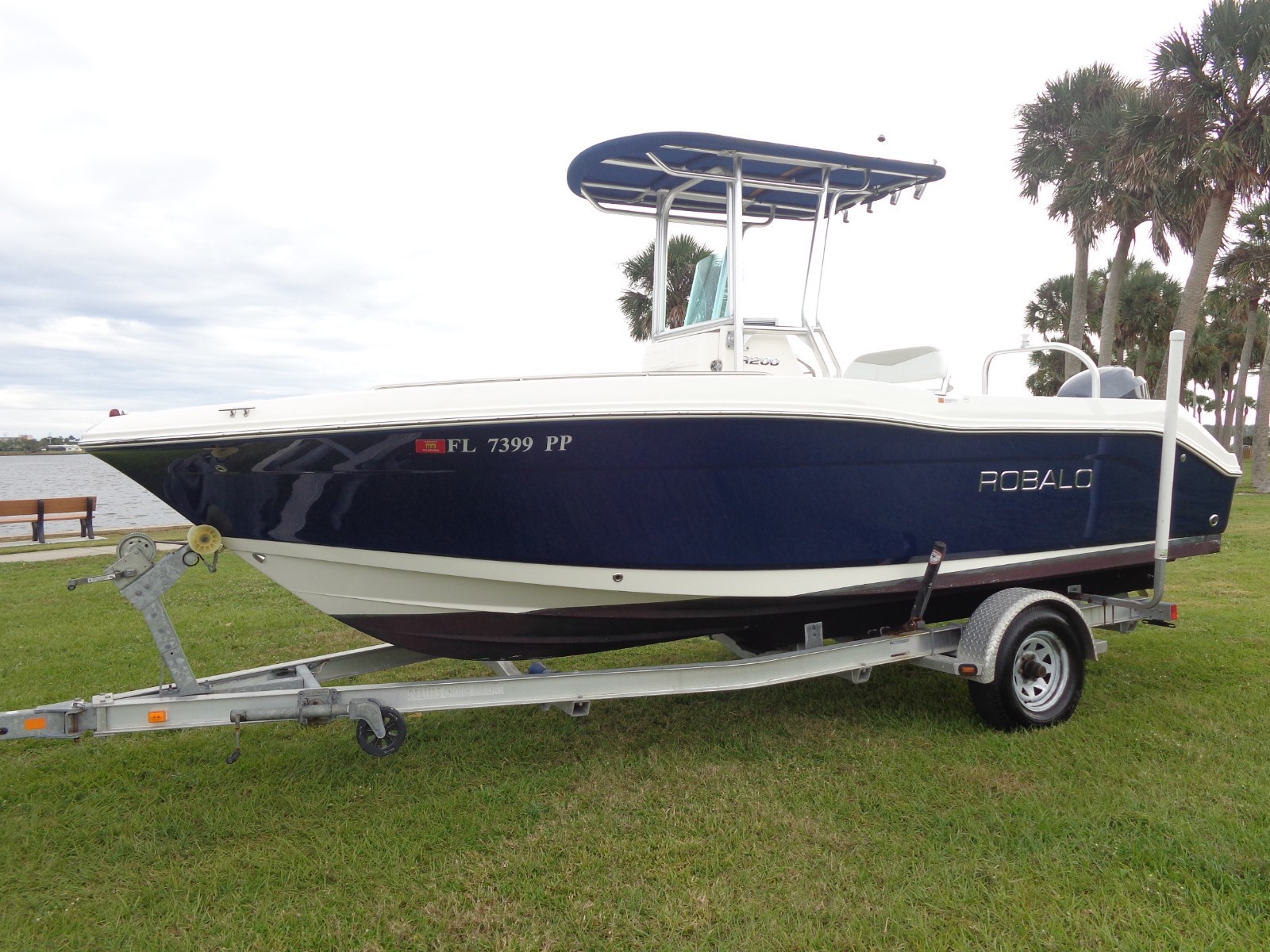 2013 ROBALO R200, 150 YAMAHA, T TOP, SKI TOWER, GARMIN GPS, LIVEWELL, BATHROOM