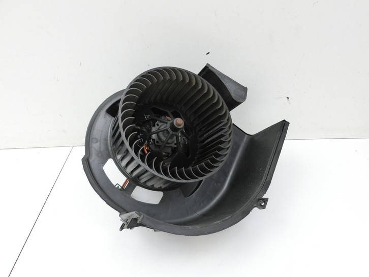 BMW X5 35d E70 06-10 Gebläsemotor Lüftermotor Heizungsgebläse BMW X5 35d E70 06-10 16.06.2009 9245849 64119245849... Vorschau 4