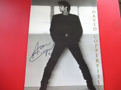 2 AUTOGRAPHED PHOTOS OF THE MAGIC  DAVID COPPERFIELD FOLD OUT CARDBOARD