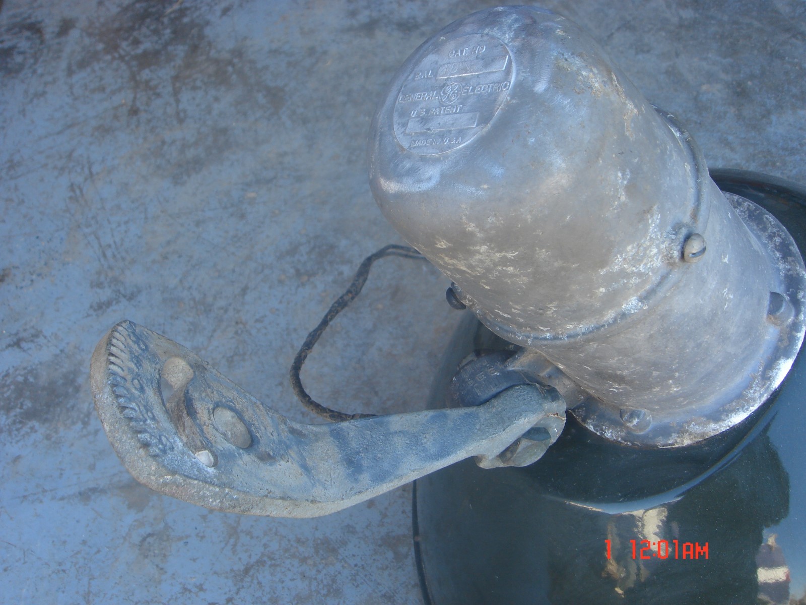 VINTAGE GE GENERAL ELECTRIC GREEN PORCELAIN GAS PUMP STATION OVAL LIGHT & SHADE