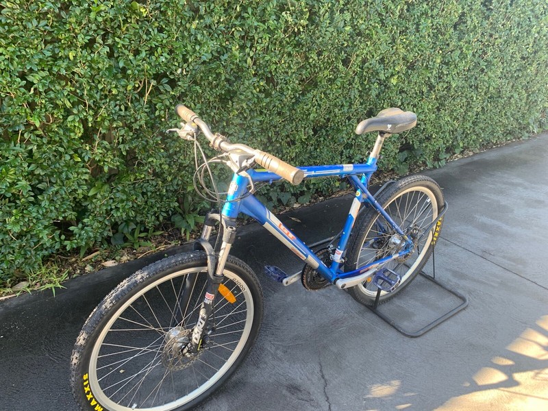 GT AVALANCHE 3.0 HARDTAIL MOUNTAIN BIKE 