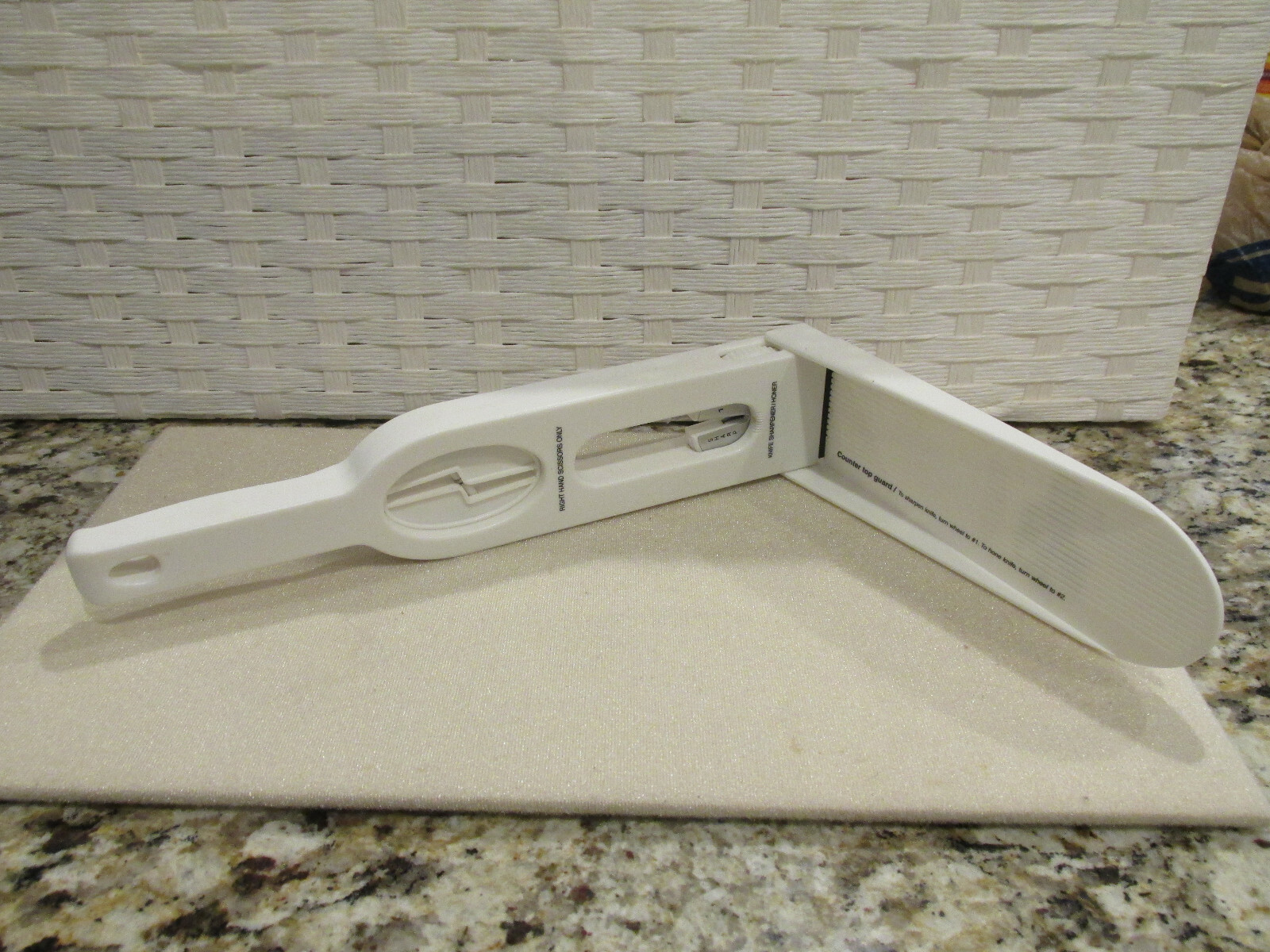 PAMPERED CHEF DUAL KNIFE & SCISSOR SHARPENER #1155 RIGHT & LEFT HAND SHARPENING