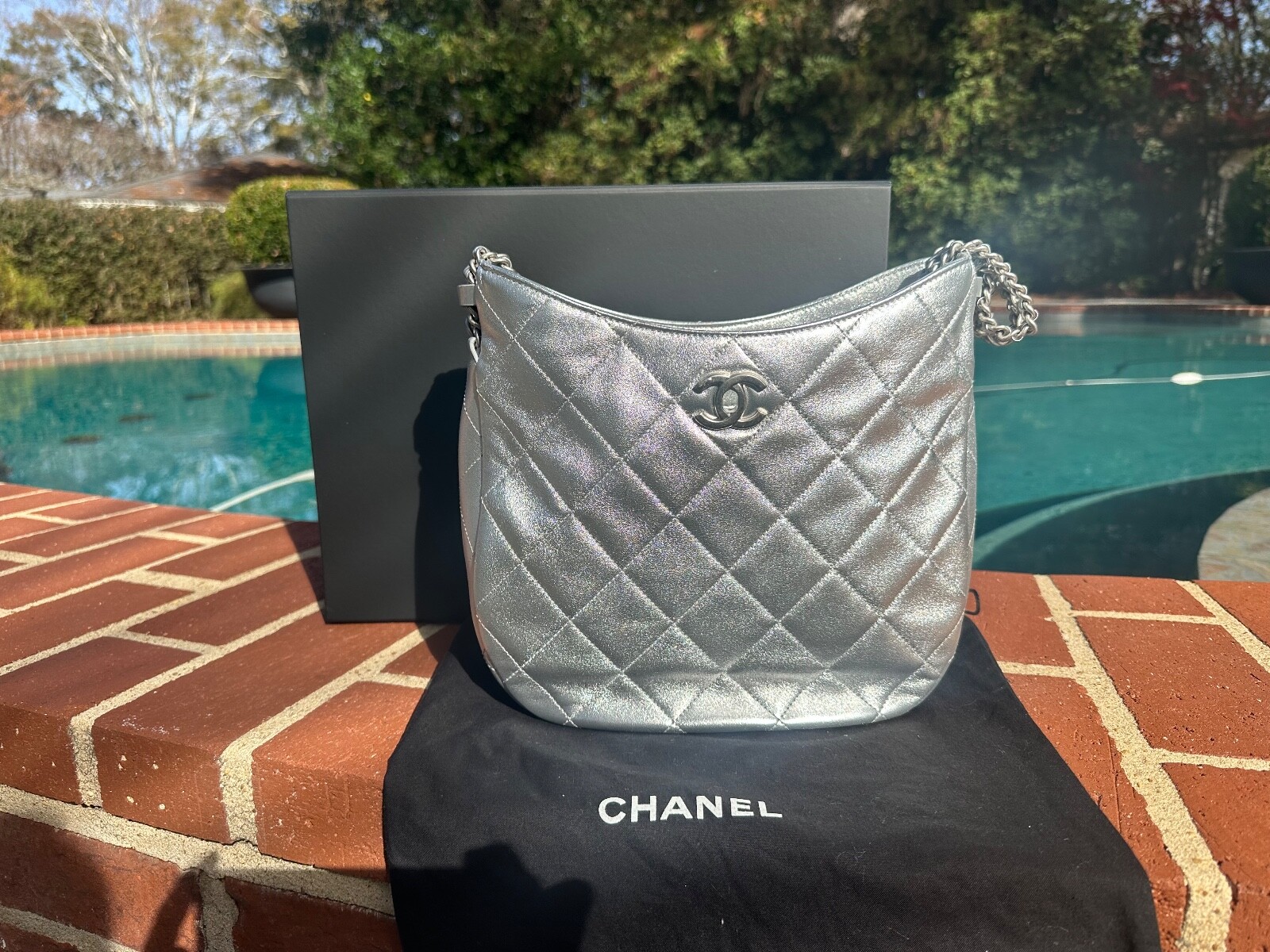 CHANEL メタリック・クラッチwith chain Clutch with chain - Iridescent metallic lambskin & gold-tone