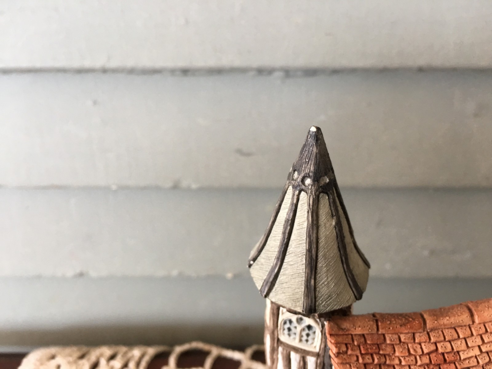 Vintage 1986 David Winter There was a Crooked House Christmas Cottage