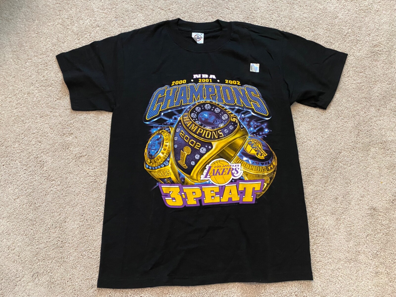 LAKERS 3PEAT NBA CHAMPIONS Tシャツ Vintage Los Angeles Lakers NBA Champions 3-peat T-Shirt Lee