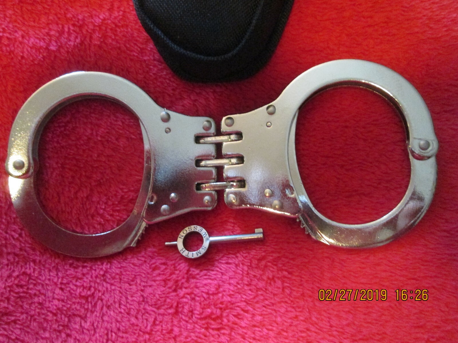 Prop P.D. BOSTON Badge & Hand cuffs Heavy Duty with key and case