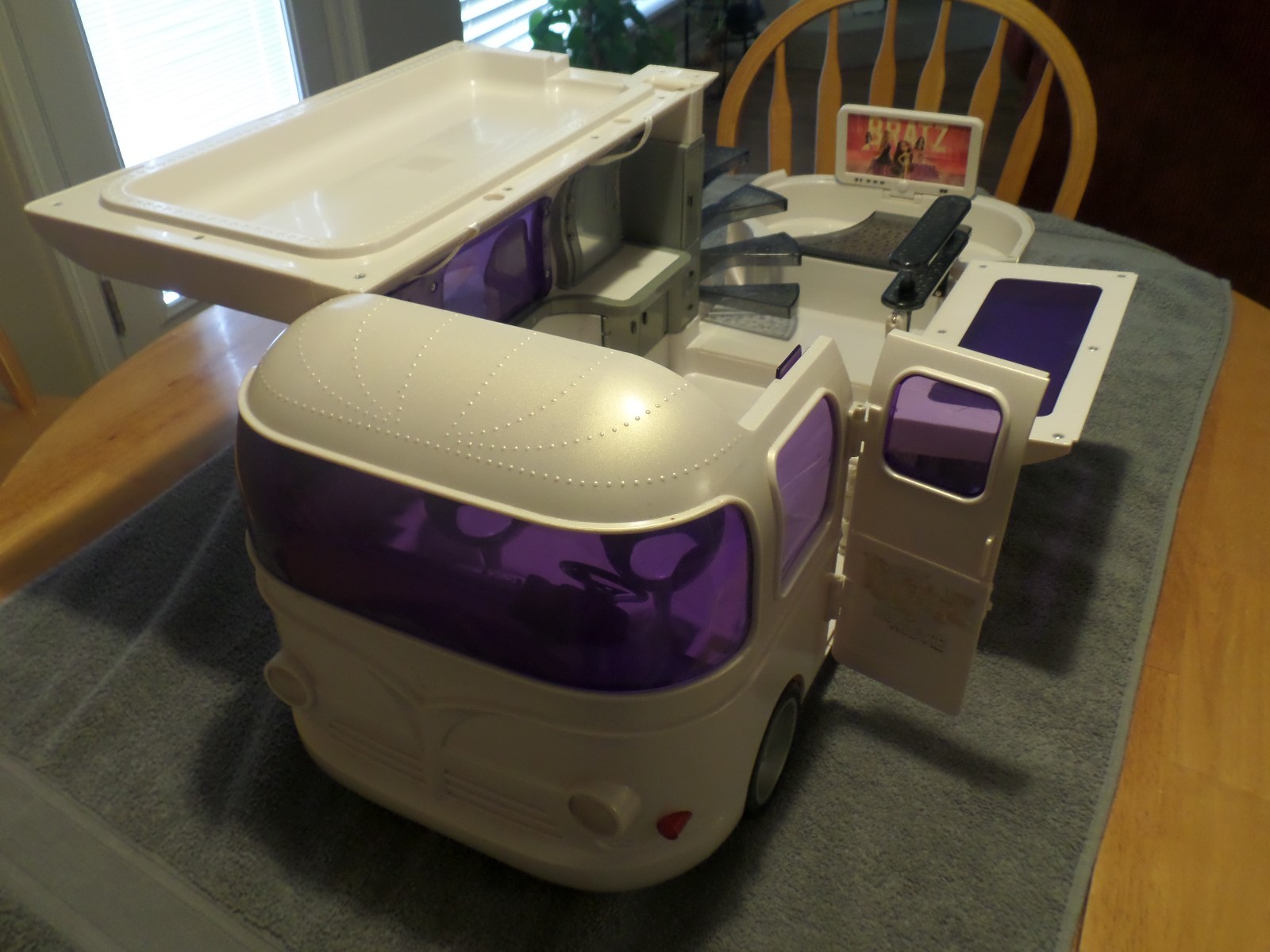 2004 BRATZ MOVIE PEARL WHITE TOUR BUS HUGE SUPER RARE (EXCELLENT CONDITION)