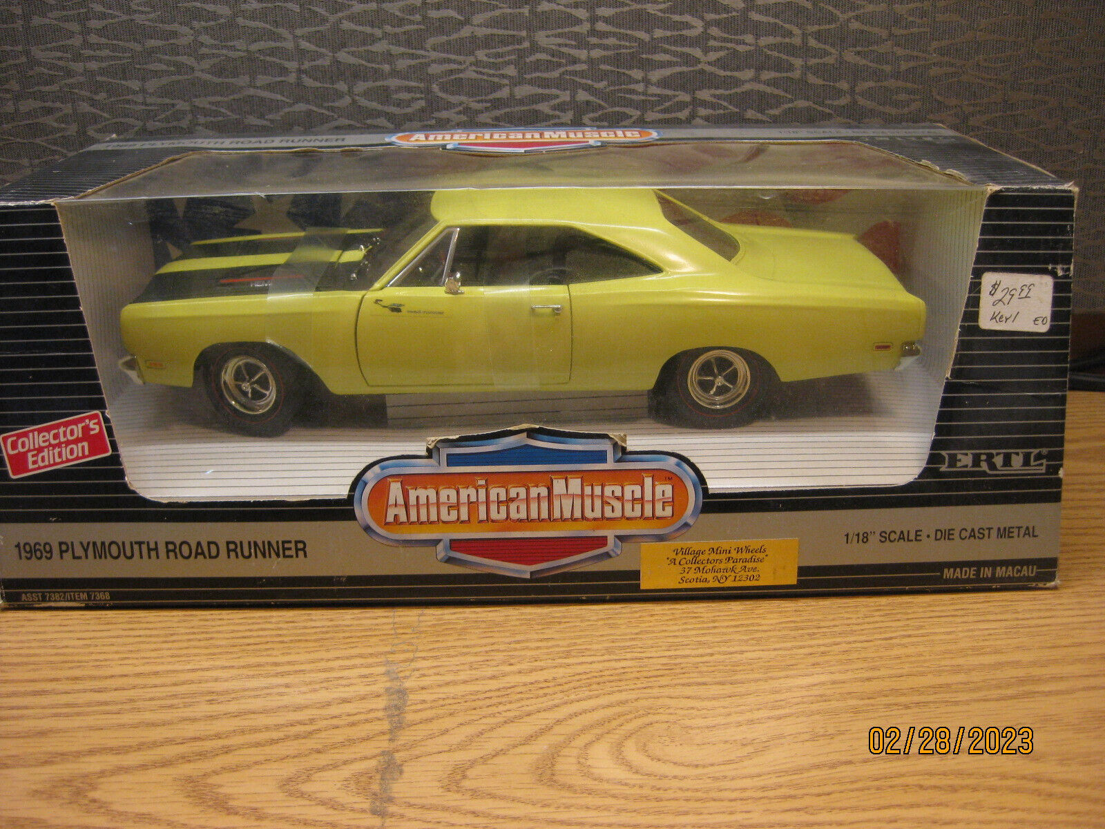 1/18 1969 PLYMOUTH ROADRUNNER IN YELLOW BY ERTL / AMERICAN 1/18 1969 PLYMOUTH ROADRUNNER IN YELLOW BY ERTL / AMERICAN