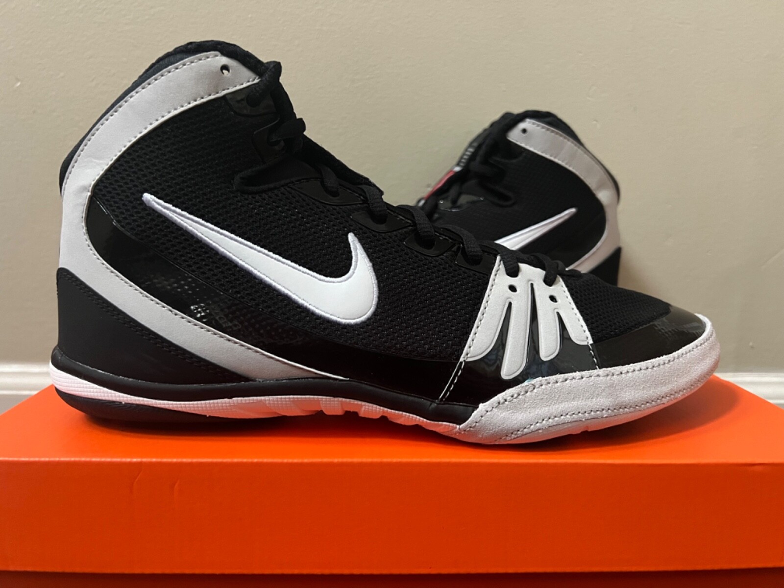 nike freeks white and black
