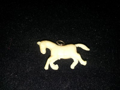 VINTAGE BUBBLE GUM CRACKER JACK CHARM RUNNING HORSE PONY METAL RING ON BACK