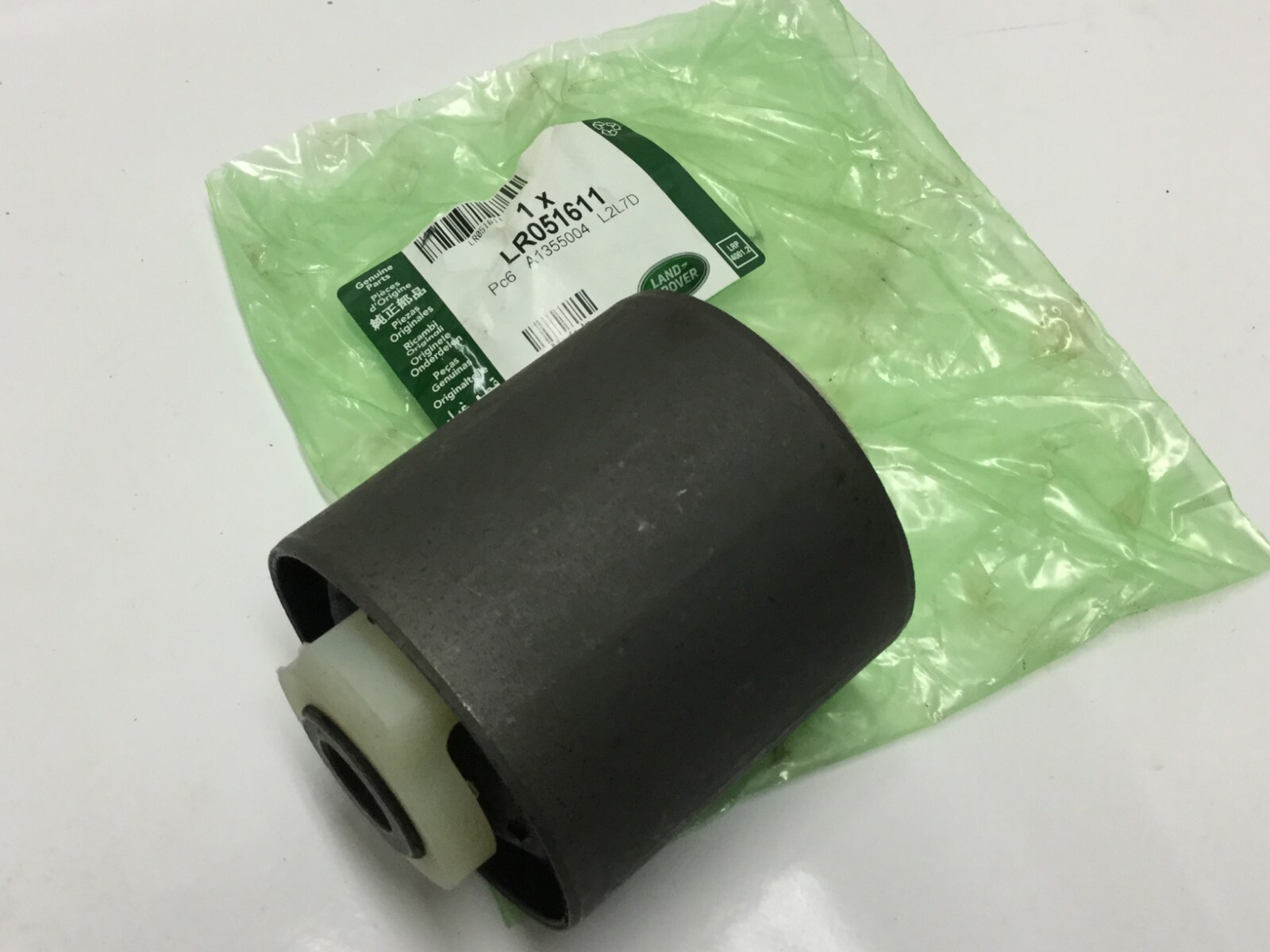 DISCOVERY 3 & 4 REAR SUSPENSION LOWER ARM FRONT BUSHES NEW GENUINE