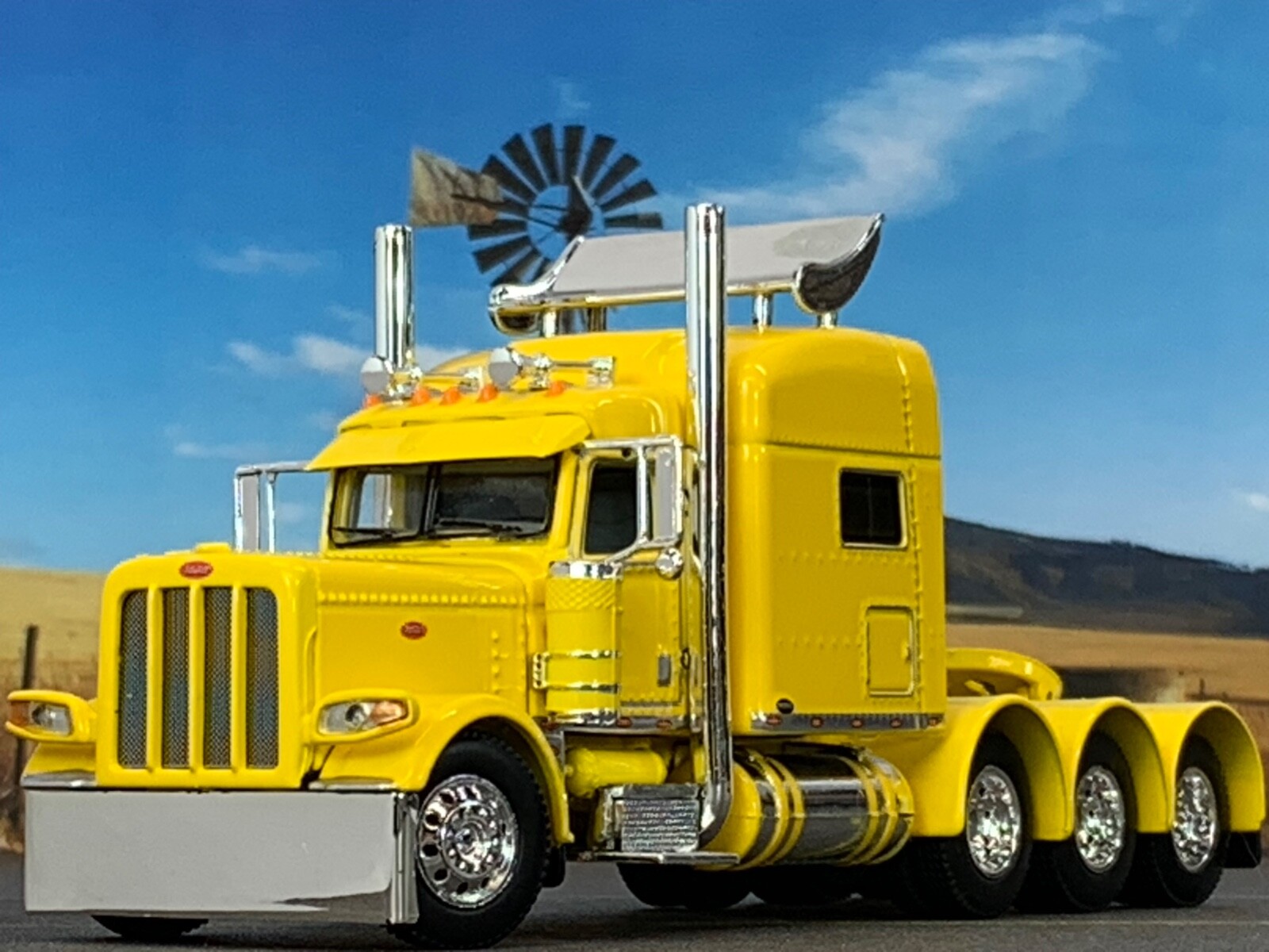 1/64 DCP YELLOW PETERBILT 389 TRI-AXLE W/ 70