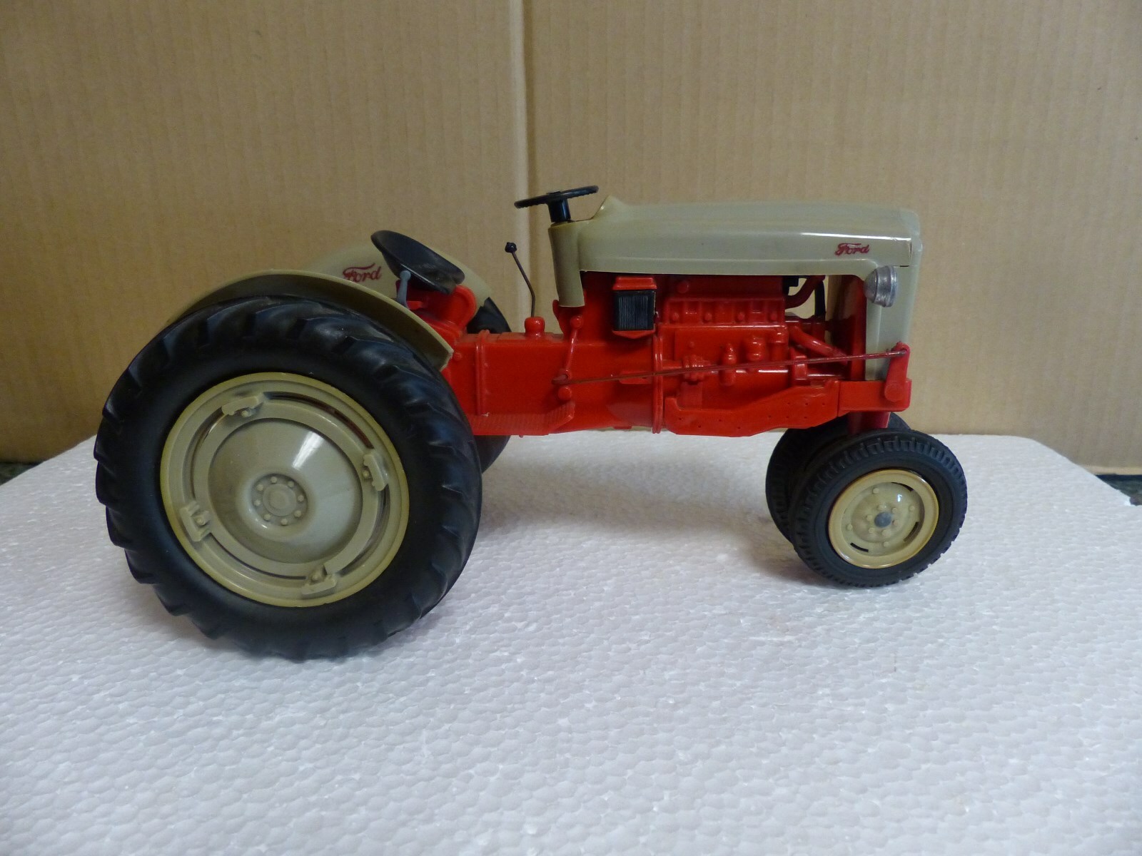 RARE 1/12 SCALE 1957 PRODUCT MINITURE PLASTIC FORD 900 TOY TRACTOR