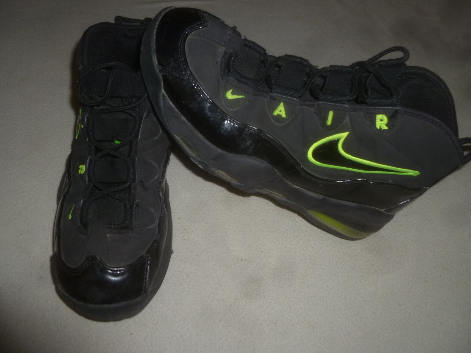 nike uptempo 95 black volt