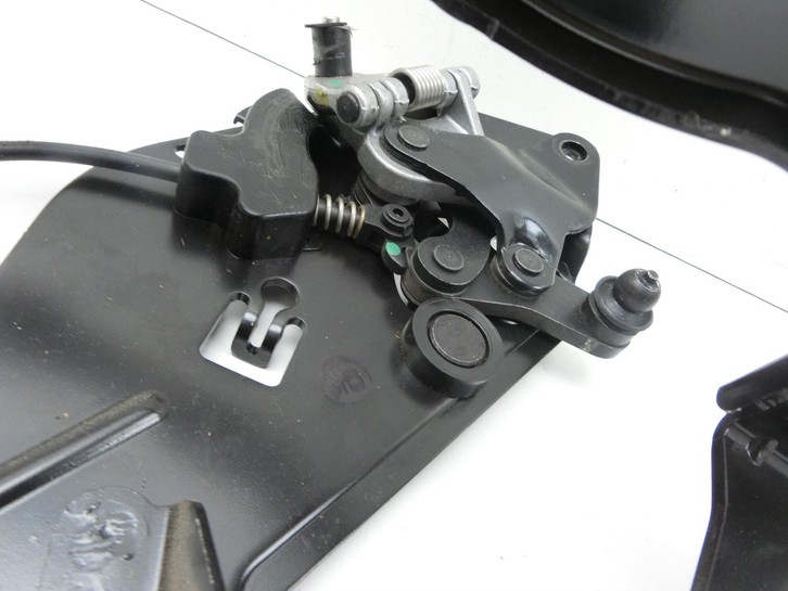 BMW E88 120d LCI 08-11 Cabrio Scharnier für Verdeck Rechts Hinten BMW E88 120d LCI 08-11 11.03.2010 7174773 7174774... Bild 9