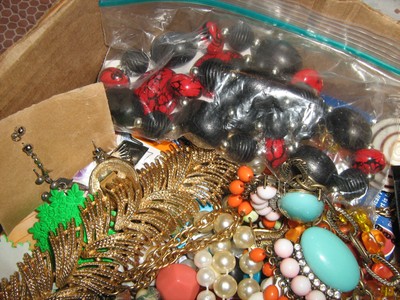 Large 5# LOT Costume JEWELRY Necklaces Earrings Brooches Sets Pinbacks Charms A