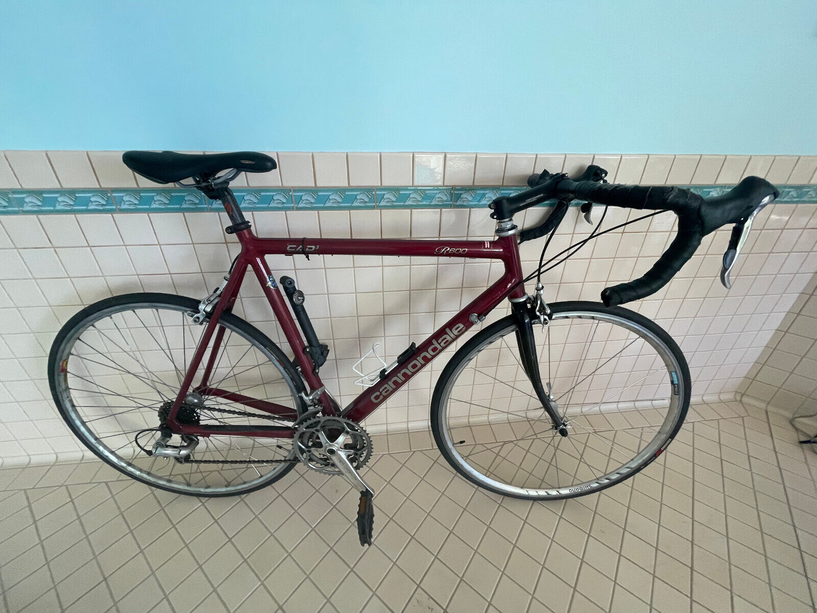 Cannondale R600 CAD3 56cm TRIPLE ROAD BIKE Used for one trip Cannondale R600 CAD3 56cm TRIPLE ROAD BIKE Used for one trip