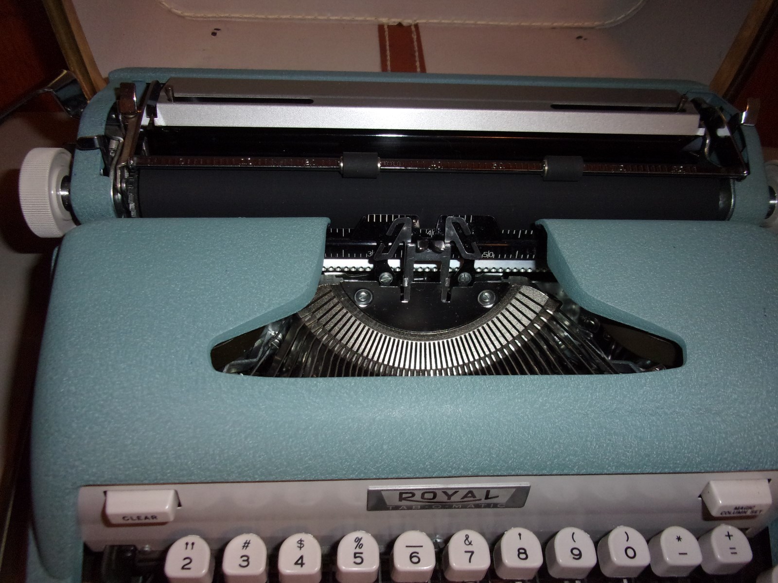 VINTAGE ROYAL TYPEWRITER TAB O MATIC BLUE EXCELLENT CONDITION