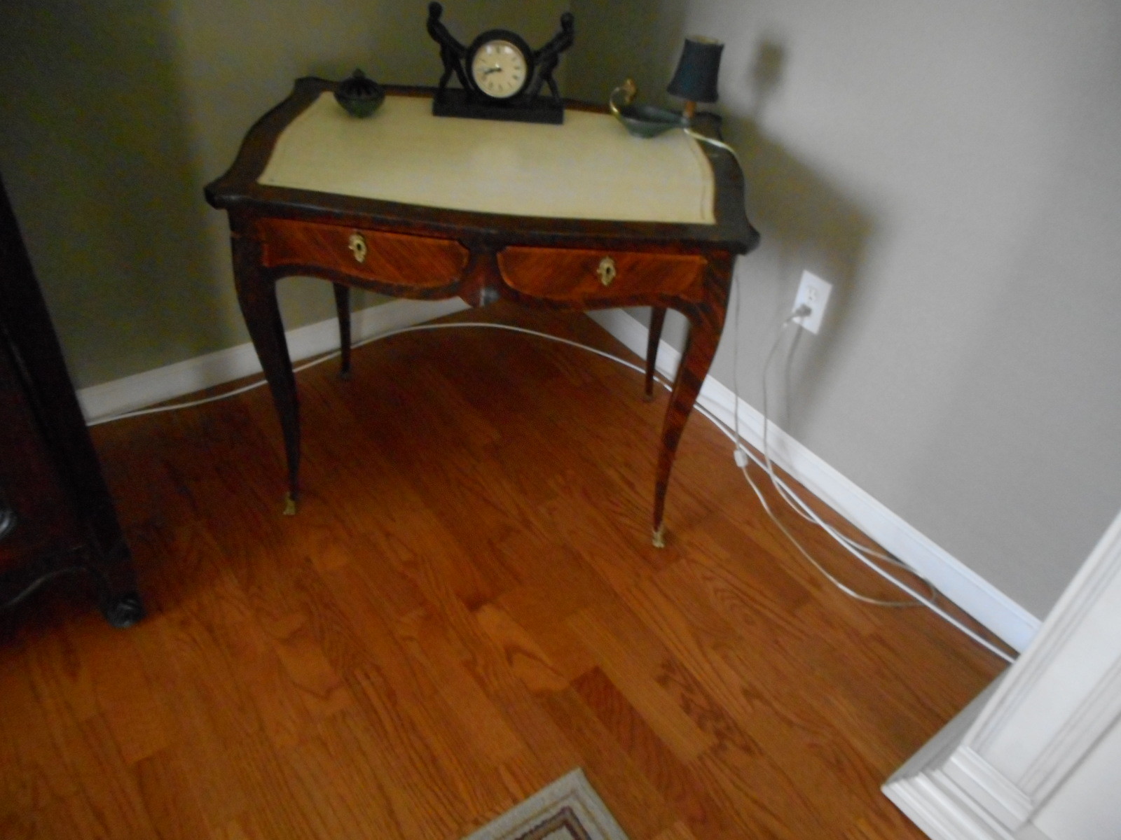 Antique French desk Louis XV 19th century small Bureau Plat!