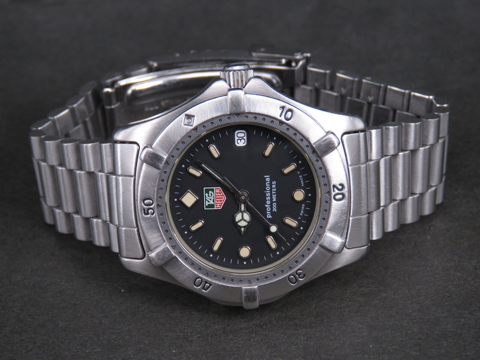 VINTAGE TAG HEUER PROFESSIONAL 200 METERS STEEL QUARTZ BOY VINTAGE TAG HEUER PROFESSIONAL 200 METERS STEEL QUARTZ BOY