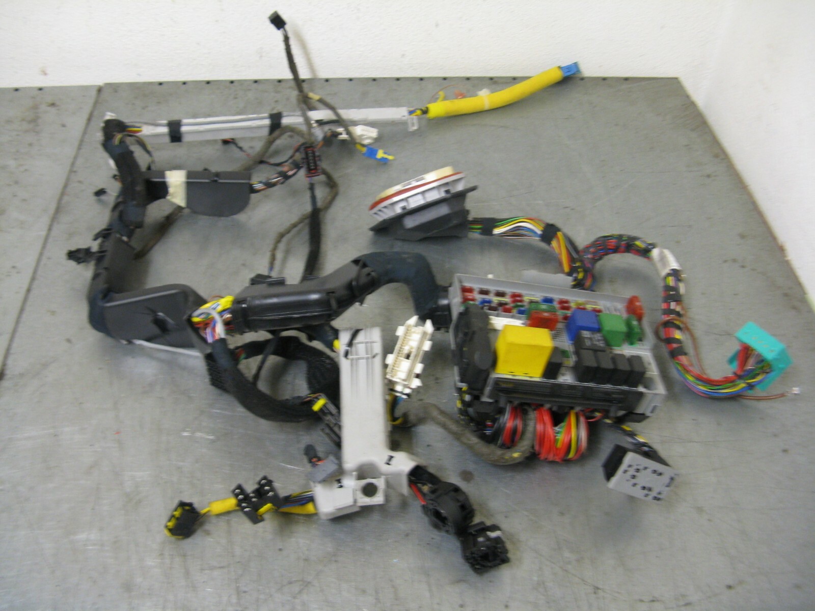 Wiring Harness with Fuse Box Opel Astra G 24438076 24412497 Wiring Harness with Fuse Box Opel Astra G 24438076 24412497